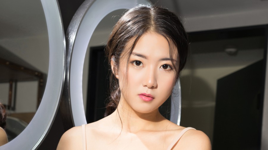 与会外宾呼吁 脆弱环境中重启增长