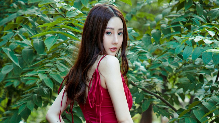 与会外宾呼吁 脆弱环境中重启增长